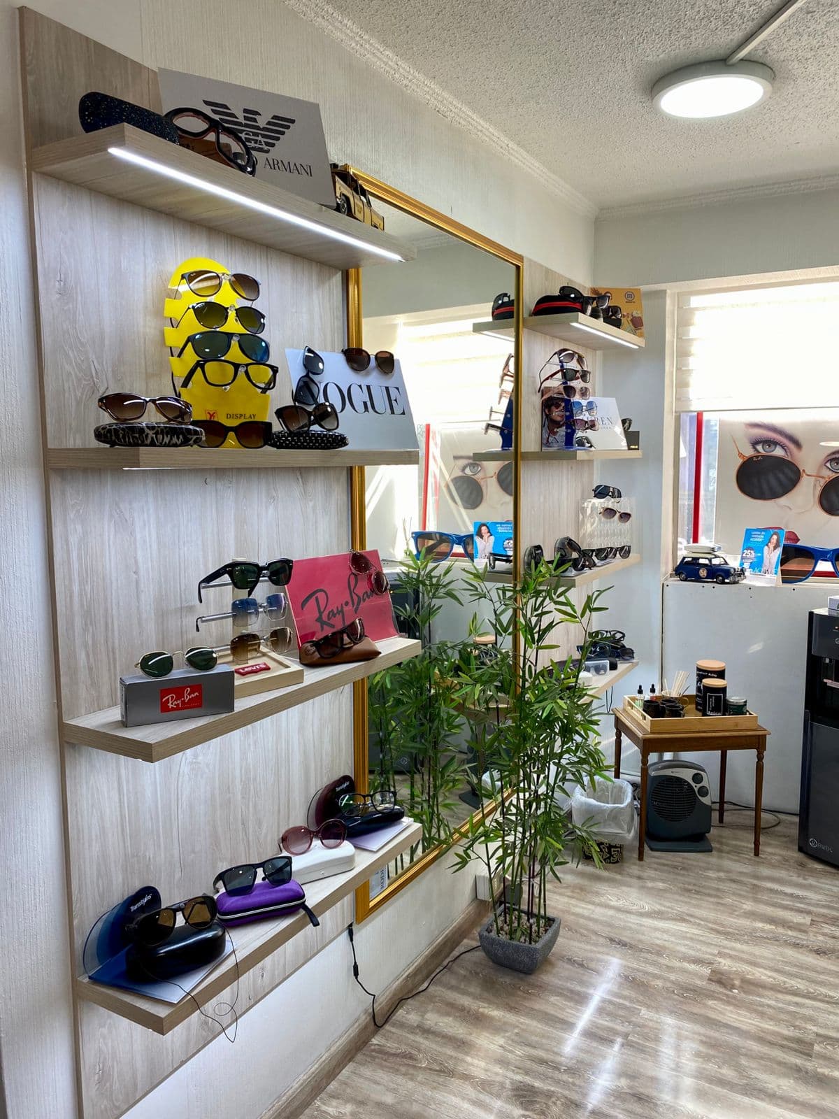 Showroom de Ópticas Imperio con armazones Ray-Ban, Armani y Vogue en Santiago Centro