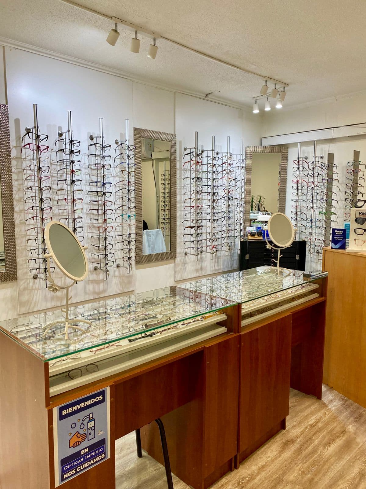 Exhibición de armazones en el local de Ópticas Imperio, Metro Santa Lucía