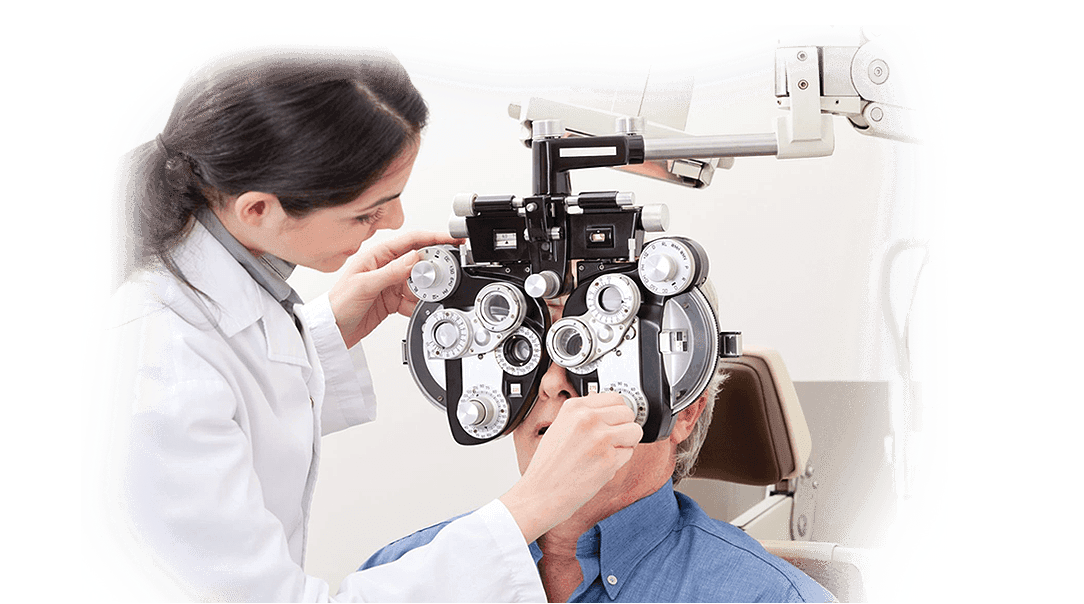 Tecnólogo médico realizando un examen visual con foróptero durante un operativo en una empresa